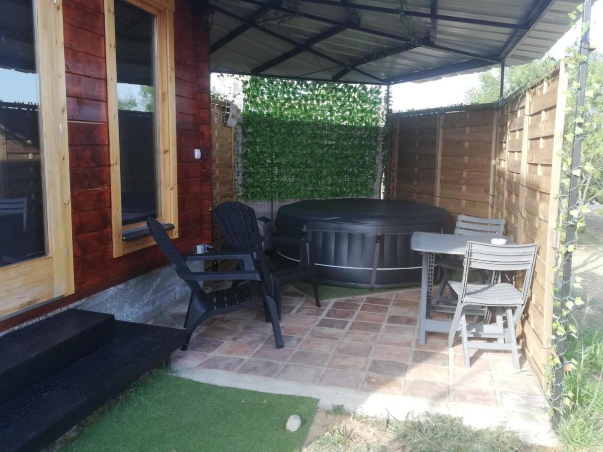 Massillargues-Attuech Charmant Chalet Pour 2 Personnes Spa Prive מראה חיצוני תמונה